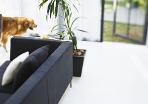 ナチュラルな色合いの人工芝を施工しています